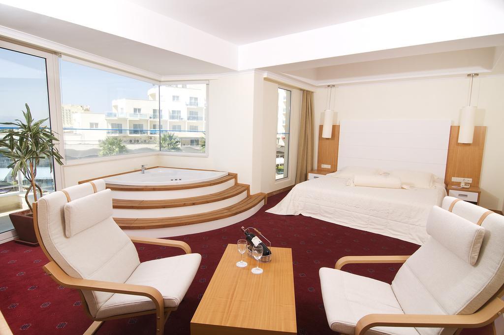 Sealight Resort Hotel Kusadasi Room photo